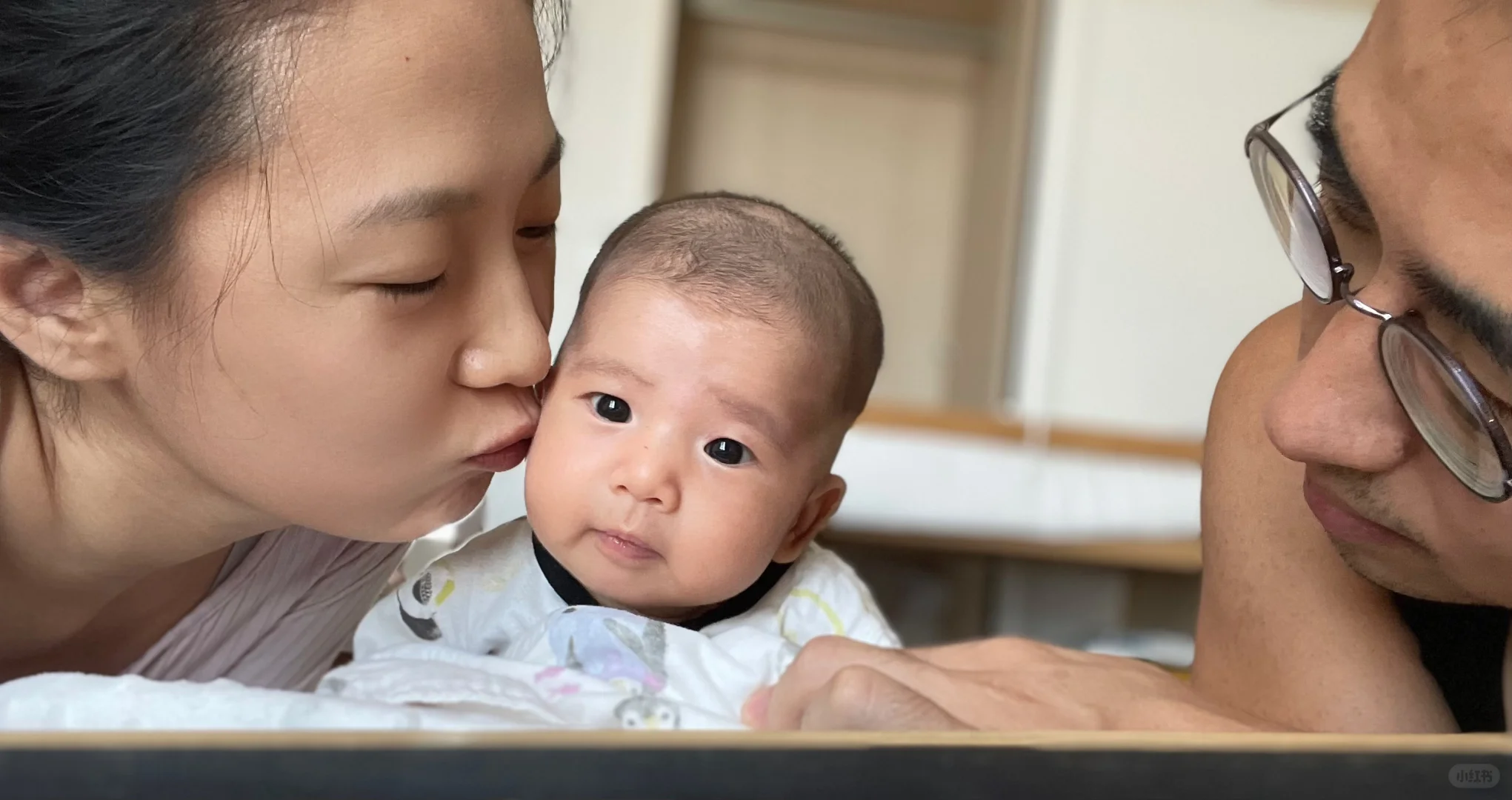 2月龄宝宝和爸妈的第一张合影