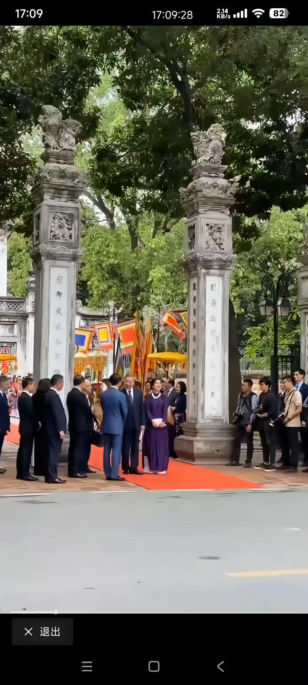 全是汉字​马克龙出访越南，受邀参观越南文庙。​好奇看着康熙御笔，《万世师表》会给