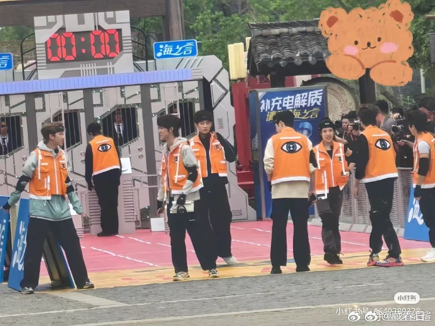 张极又被抓了张极被四个猎人追真的很搞笑啊 张极被四个猎人追[二哈] ​​​