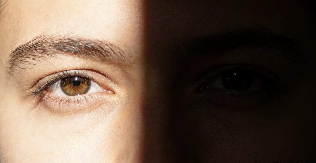 身体比大脑更聪明：当你“隐约”感觉到一个人不真诚

你有没有过这样的时刻——明明