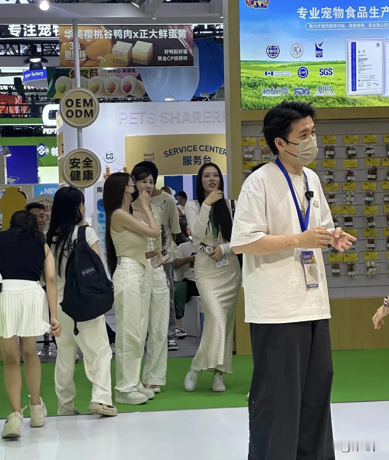 叶柯都长得这么矮了，应该还没有一米六吧，但是她还留着这么长的头发，因此就显得她更