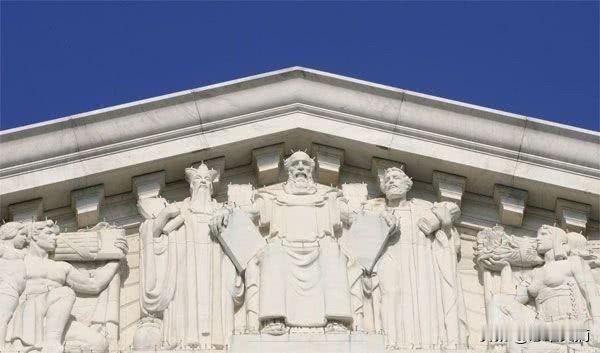 美国最高法院的门楣上，刻着三个古人：

中国的孔子、犹太人的摩西、希腊人的梭伦。