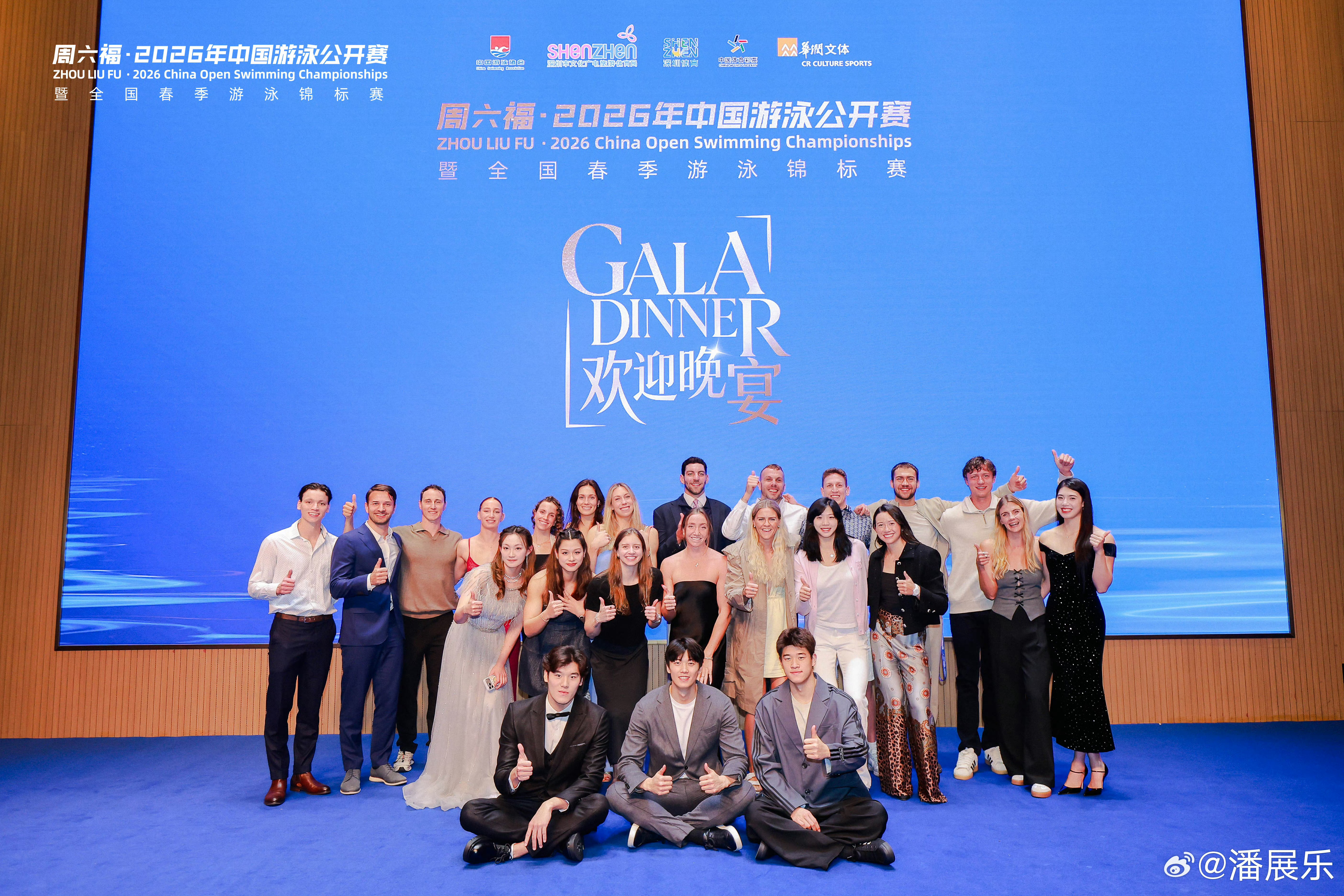 两口子商量着错开发合照的吧凑齐四宫格✓盼望好运