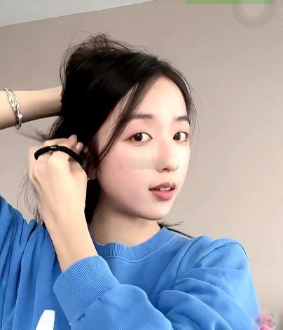 翁青雅开直播，人气真是高啊，她仅仅是分享了下如何绑马尾总结： 1.高马尾橡皮筋 