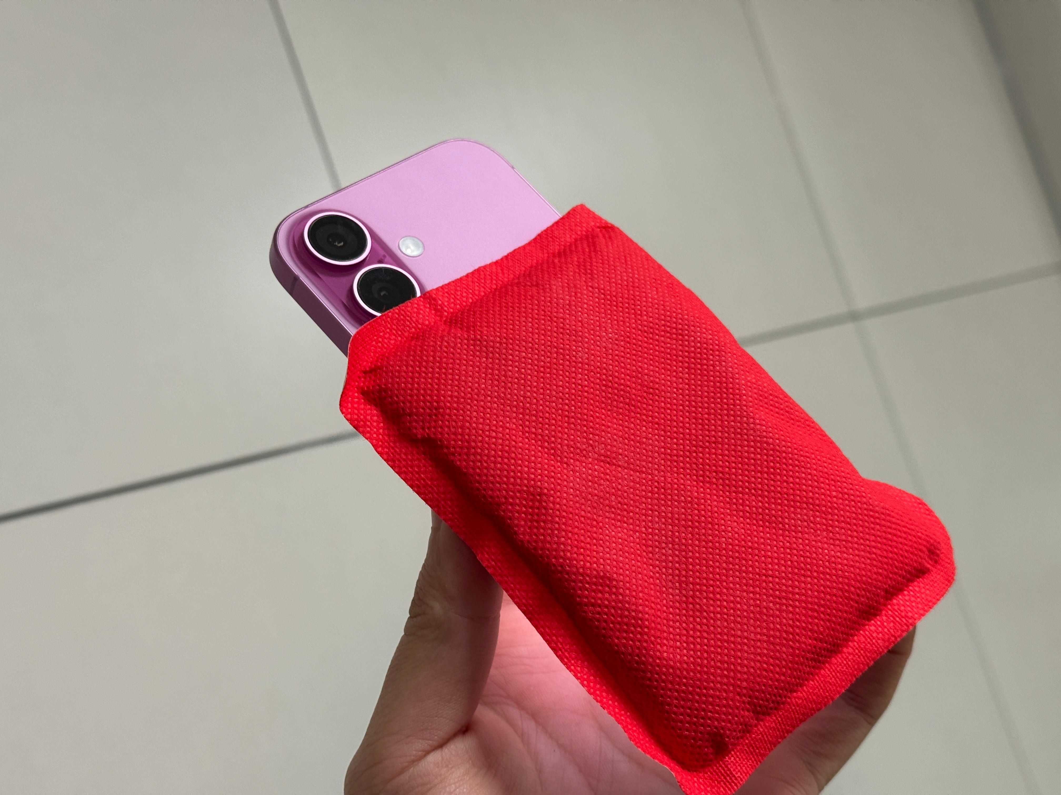又到了每年需要给iPhone贴暖手宝才能充电的季节[老师好] 