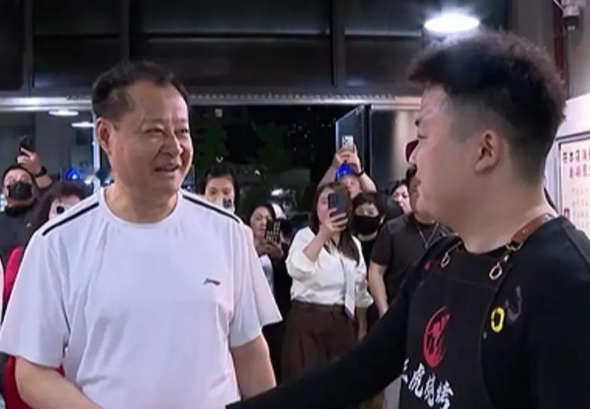 宿州那个烧烤摊主邵三虎，我觉得有必要认真聊聊。
很多人看到这条新闻，第一反应是"