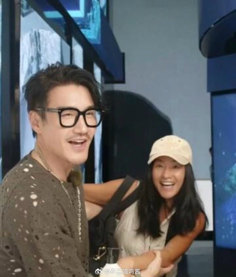 胡兵比眼泪先来的是瞿颖的拥抱年少遗憾化作长久知己，瞿颖精准捕捉胡兵绷不住的瞬间，