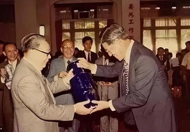 蒋经国能顺利接班老蒋的4点原因：第一国民党内派系众多，内斗严重，蒋介石都几次被逼