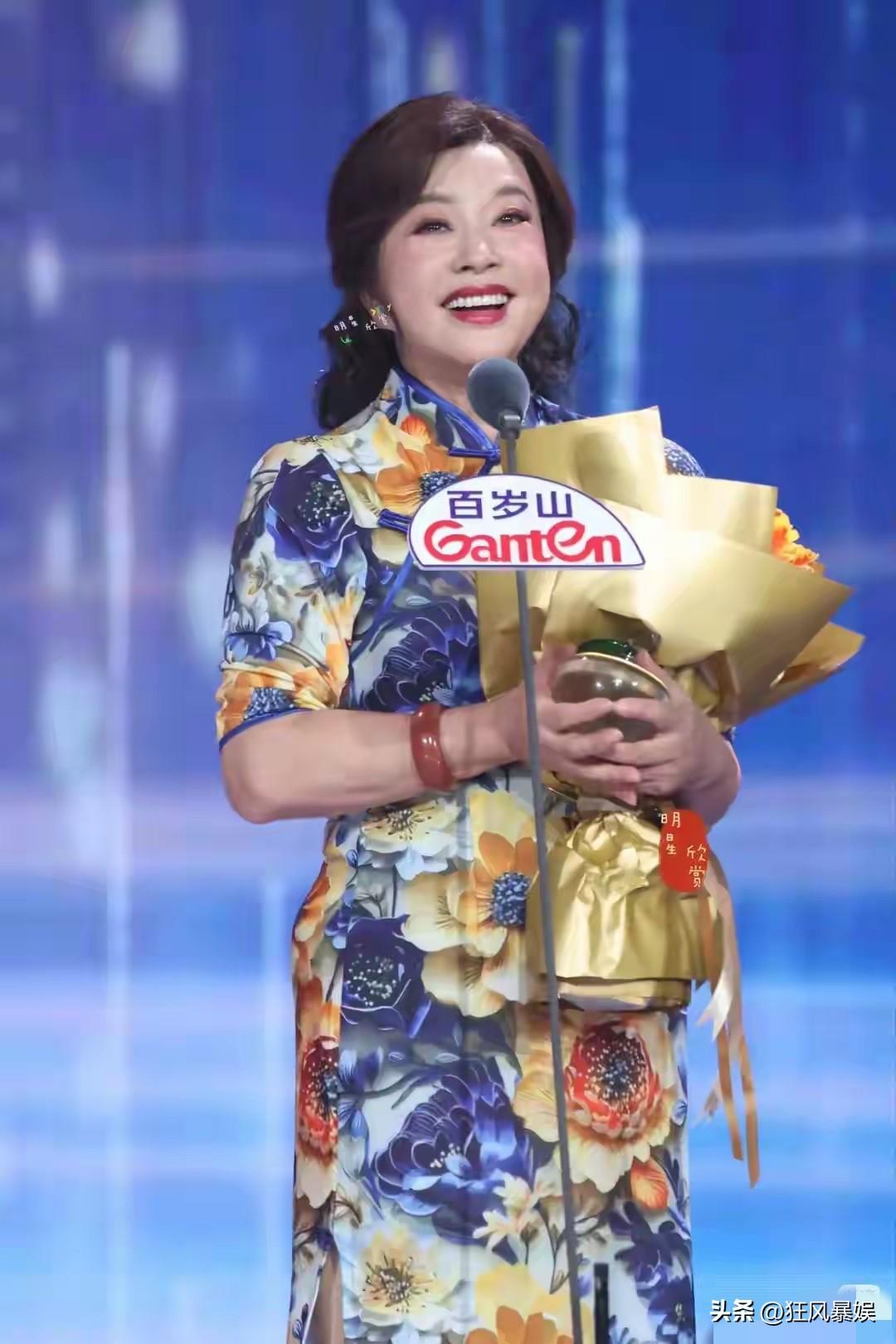 76岁刘晓庆又上热搜了！

这次不是因为演少女，也不是因为脱口秀，而是一身旗袍配