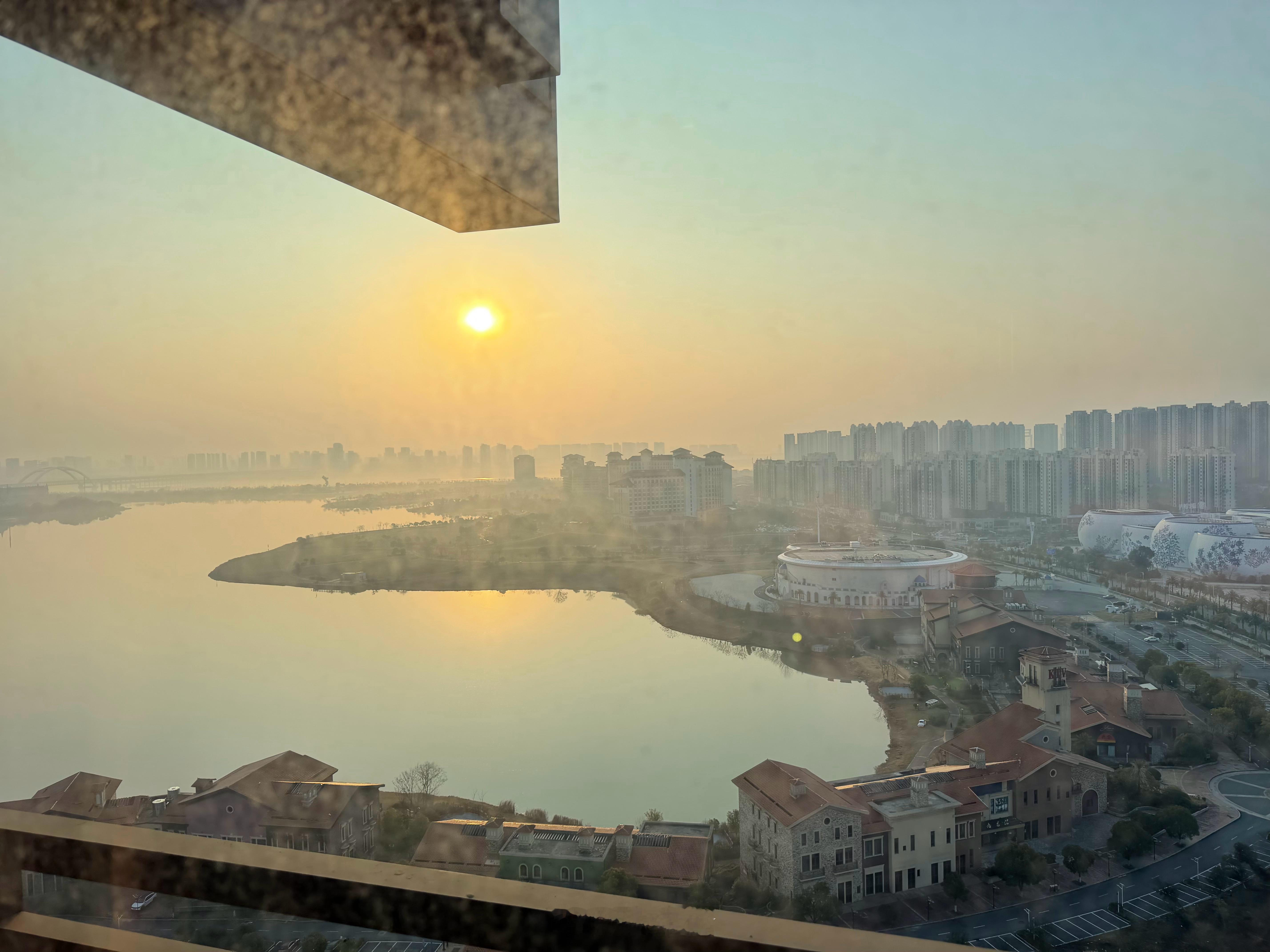 早！真没想到今天住的地方楼下是之前老上新闻的融创茂，以前是万达的，酒店往下看，造