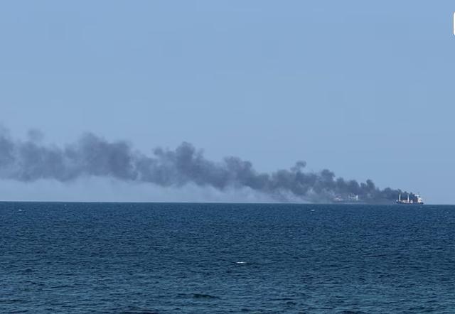 黑海突发冲突！一运粮船遭3枚导弹击中起火，已致10人不幸遇难。

7月20日，据