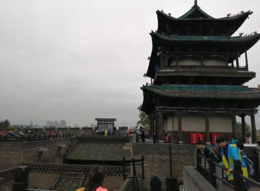 平遥印象
天还暗，不想起，昨天走得太多，尤其是晚上那一段，两眼一抹黑加快的脚步差