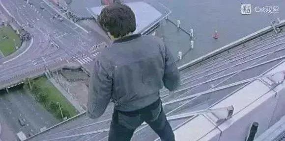 成龙大哥拍戏的这个楼看着也不是很陡啊。