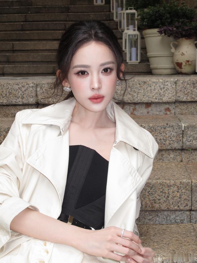 娜扎眼疾恢复后状态 之前看姐姐戴纱布真的好心疼，现在看到她双眼亮晶晶地亮相，悬着