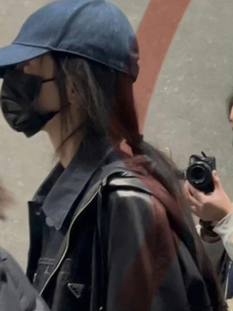 杨幂米兰时装周到达 无需多余修饰，仅凭气质就脱颖而出，生图状态太能打 杨幂米兰时