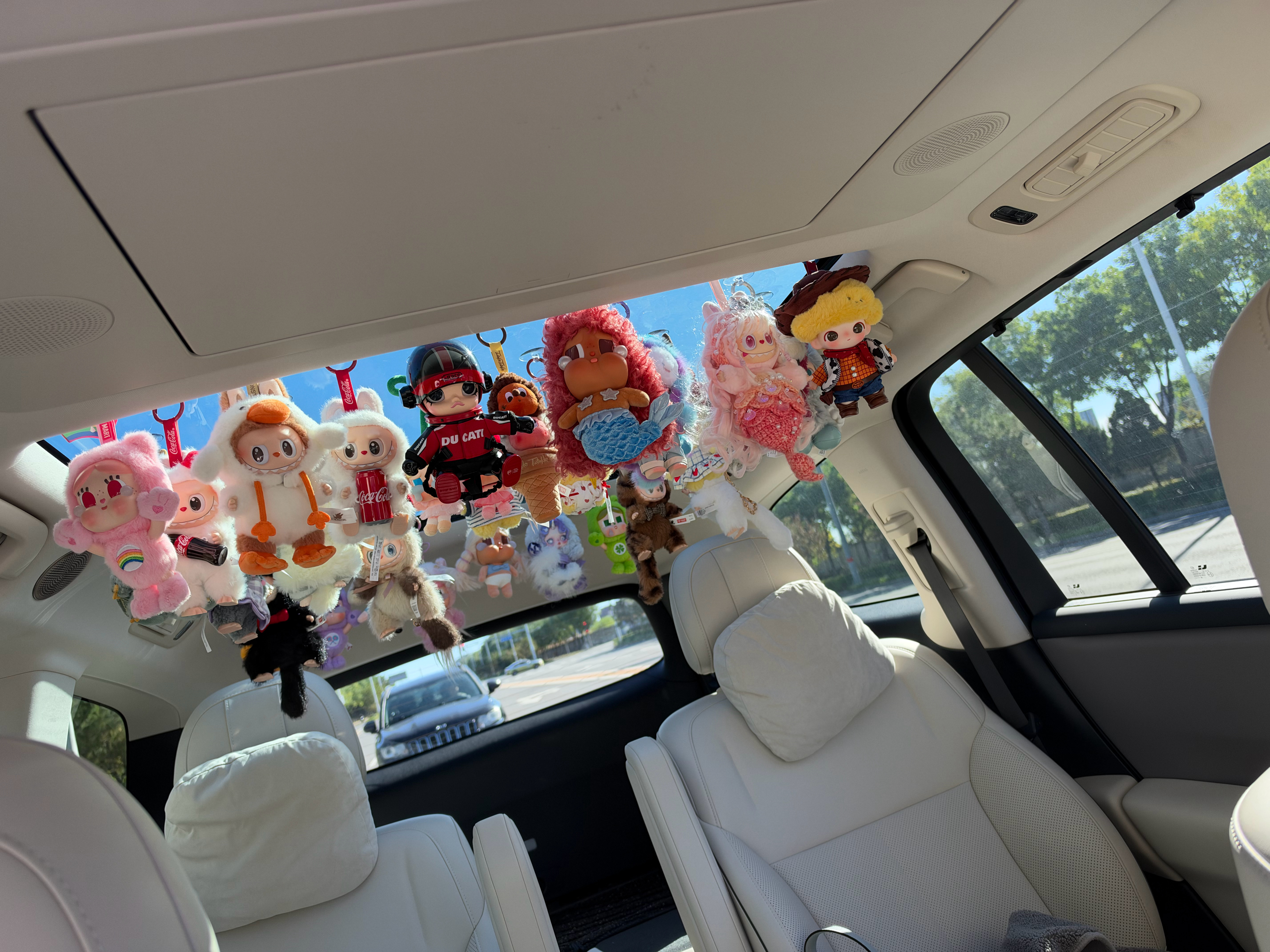 你会接受 你开车后面一堆娃娃嘛？ 哐啷哐啷的 我媳妇还随时和他们调整位置，增加新