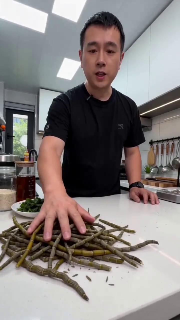 买石斛别只看价格，那种渣多口苦的千万别吃，要选这种入口微甜的，嚼完无渣，这才是正