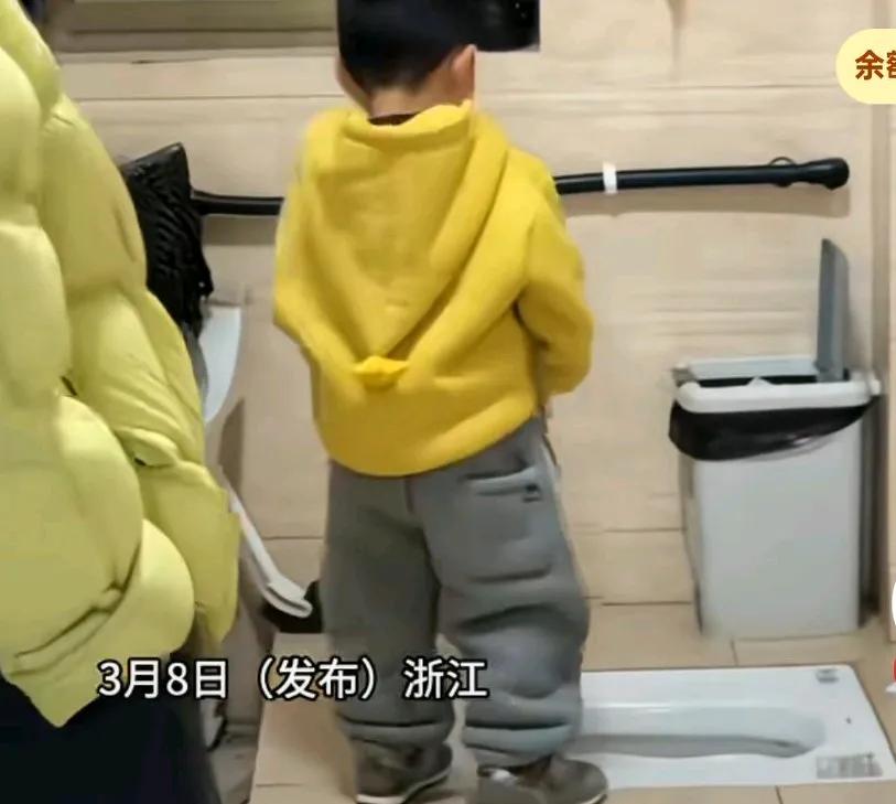 家长记录孩子第一次自己上厕所，结果没站稳，瞬间趴到了坑里，一旁的家长瞬间笑崩，看
