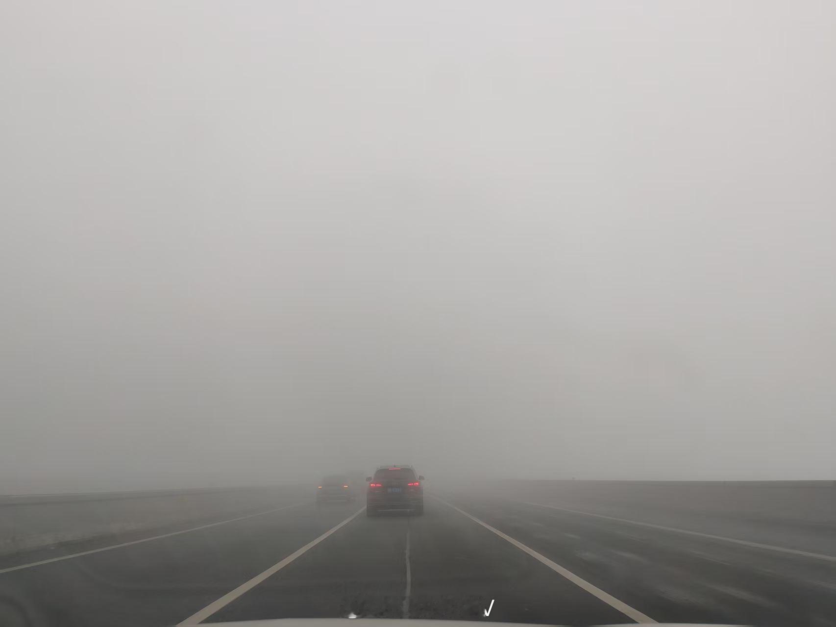 今天从山西往石家庄方向开，一路上都是大雾……下面这几张是在河北井陉附近拍的，能见