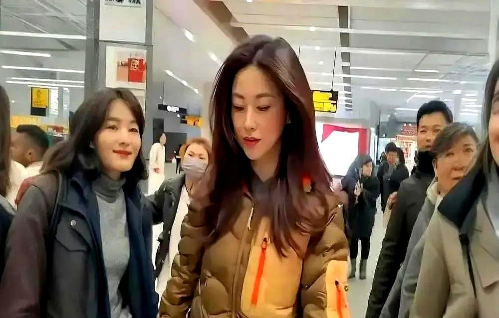 1万8一件的羽绒服穿身上，有人骂“炫富”，有人夸“高级”，结果大家还在吵架，品牌