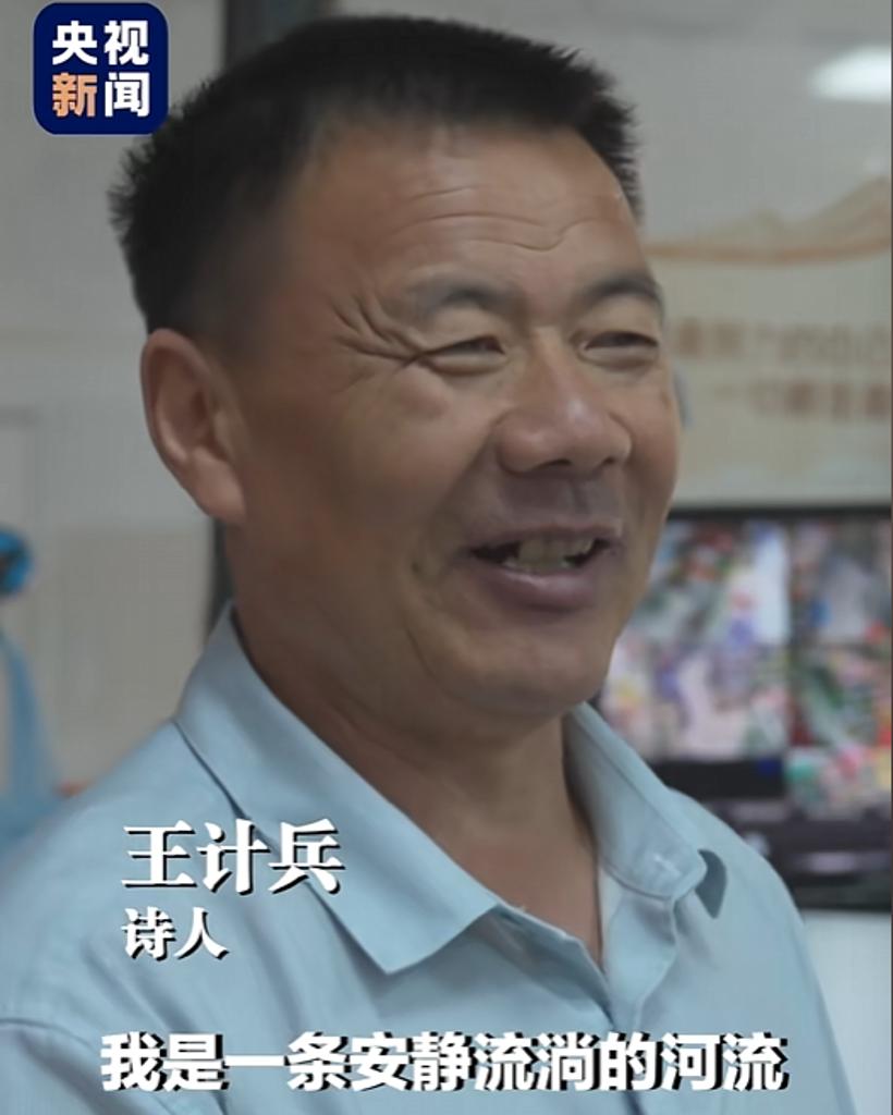 上海，鲁迅文学奖之夜的领奖台上，站着一个58岁的外卖员。他叫王计兵，送外卖8年，