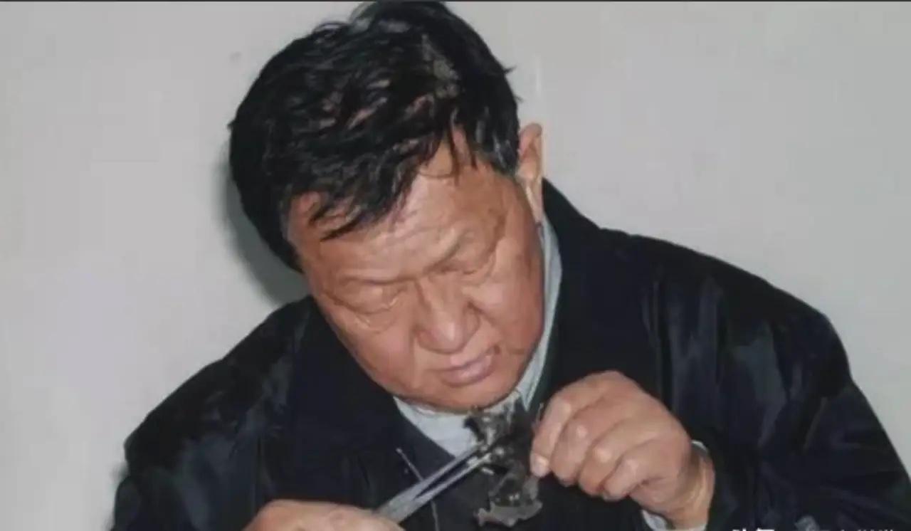 1986年的一天夏夜，全村看露天电影，信用社老员工，却猛然听出几声“枪响”，不是