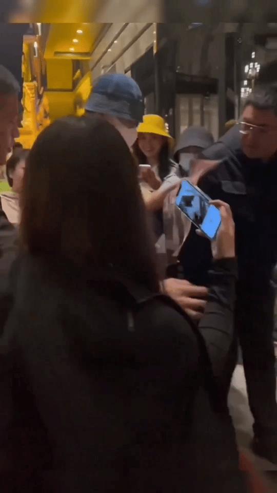 #白敬亭被私生拉胳膊##私生拉白敬亭胳膊强行拍照#很好，已经在生气了[怒][怒]
