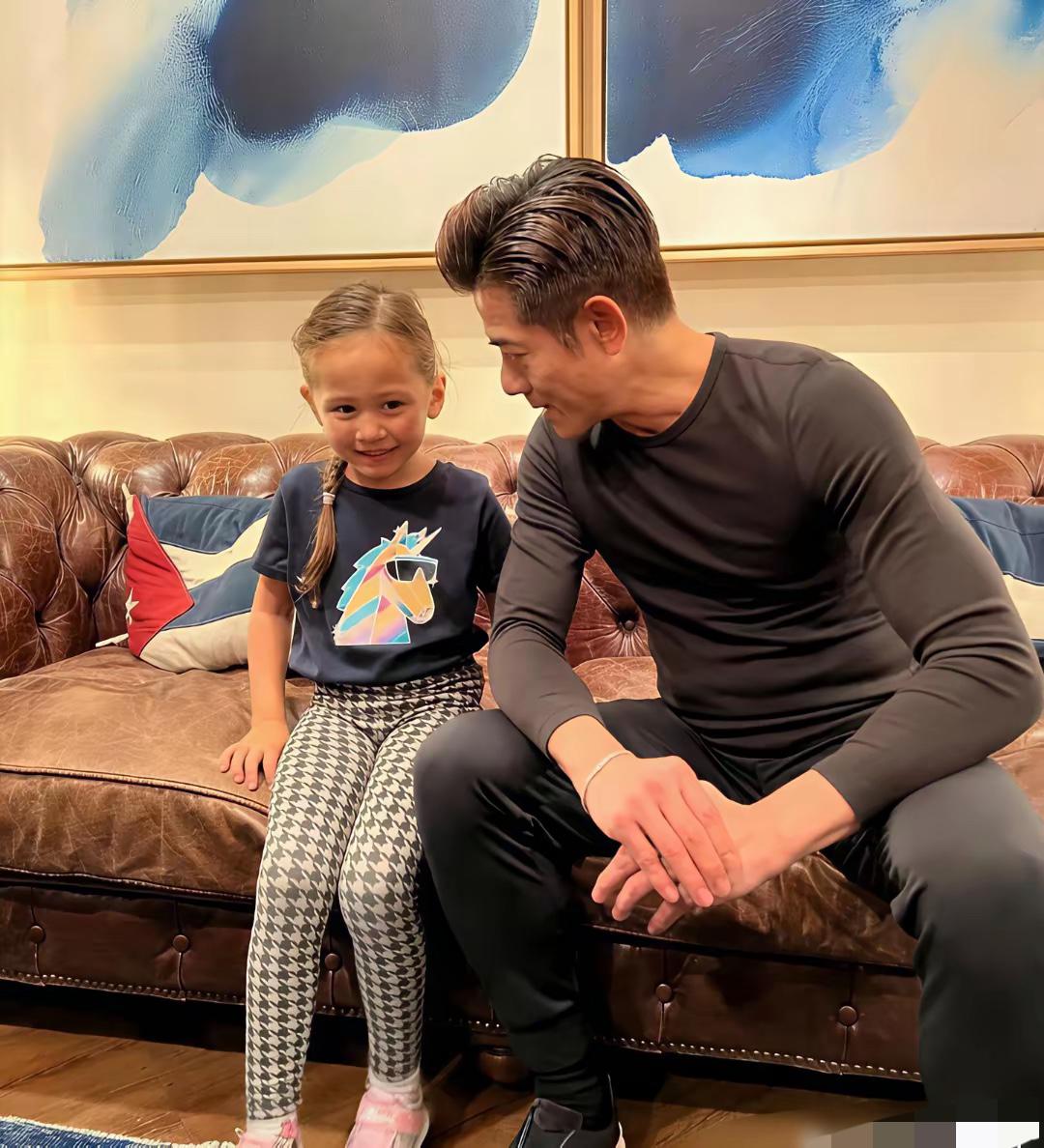 郭富城旁边小女孩是谁？挺可爱的