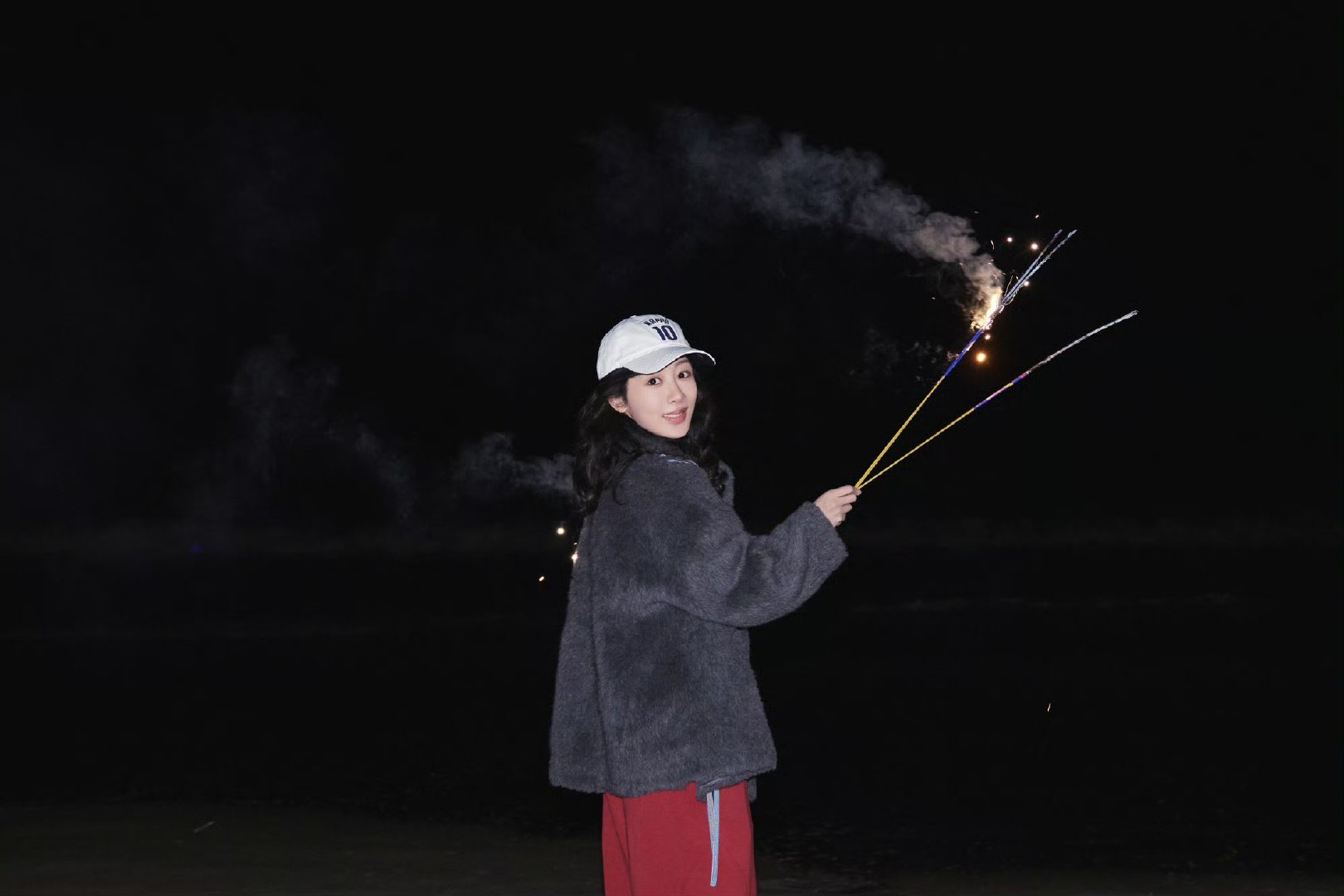 杨紫海南烟花照 杨紫晒海边烟花照 杨紫晒海边烟花照 