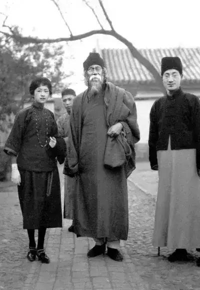 抗战时，精明的张幼仪大发国难财，买了两箩筐染军服用的染料，等到价钱涨到100倍且