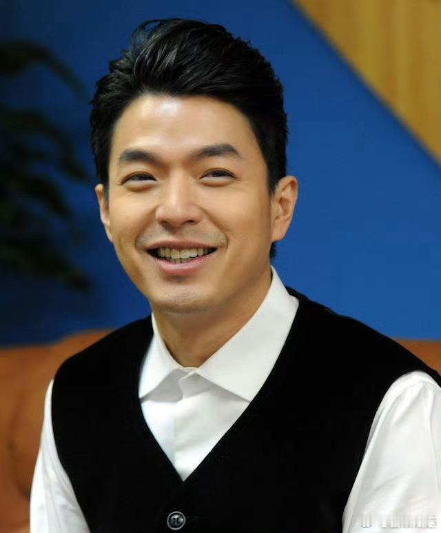 李威保释后首发声 能做到平安归来，一定是身边的努力了很多 。 