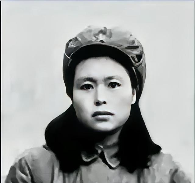 1945年，被敌人扒光衣服浑身赤裸的扔进军犬场的姑娘，面对5条饿了几天的狼狗的疯
