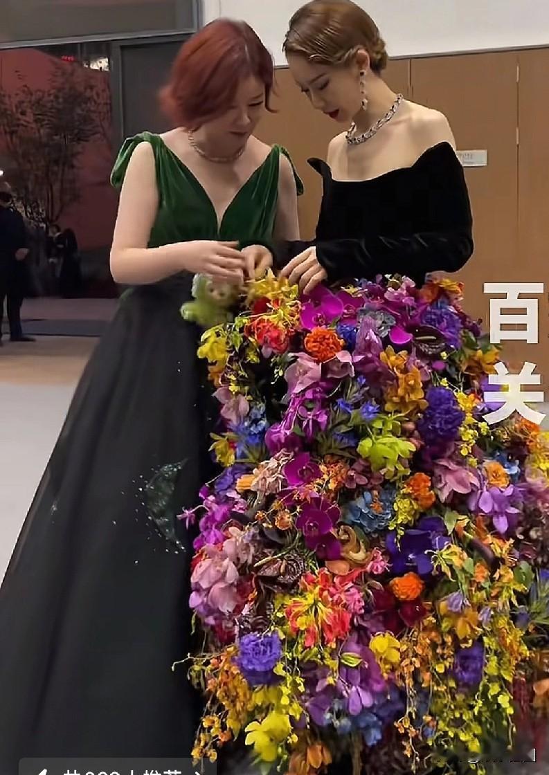 VOGUE盛典上戚薇的裙子居然是真花
杜华欧阳娜娜田曦薇都驻足欣赏
戚薇逢人就送