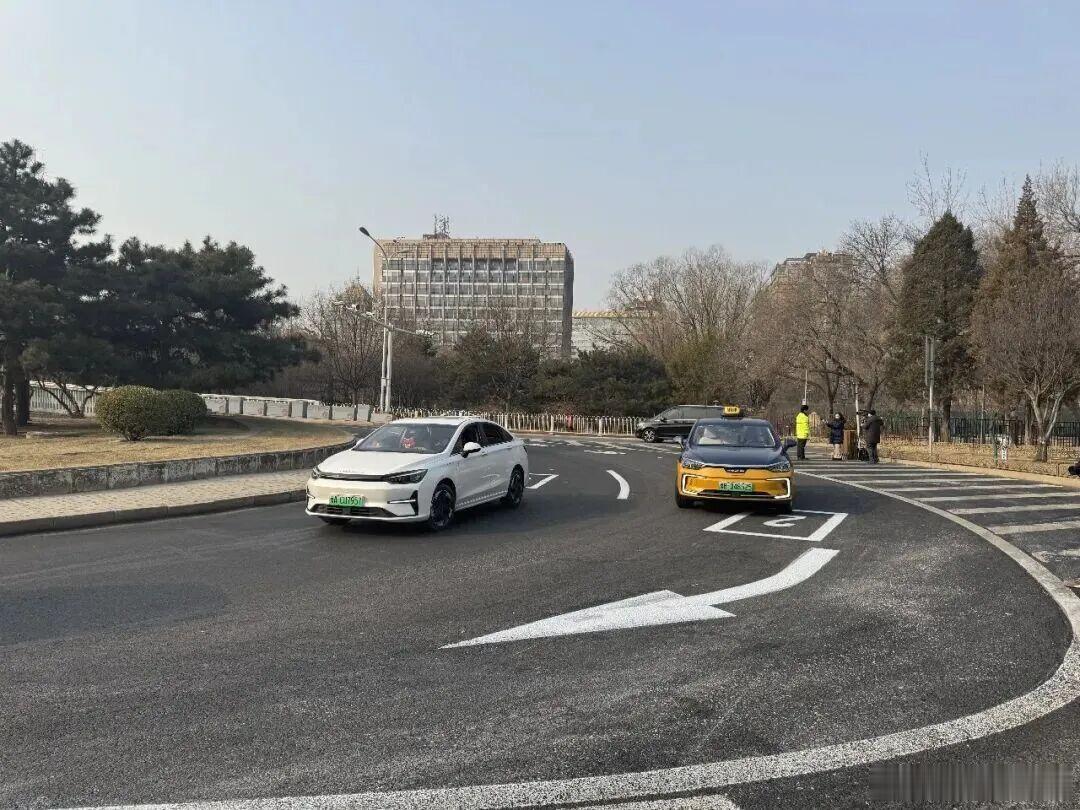 【爱车安全贴士 走错罚款！北京交警明确交替通行属于法定通行规则】前几天，咱们提到