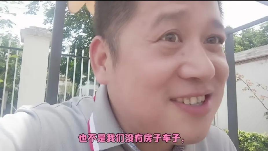 一位坚持不婚的中年大叔讲述了自己师傅的婚姻不幸史：他的师傅娶了一位婚前有多段感情