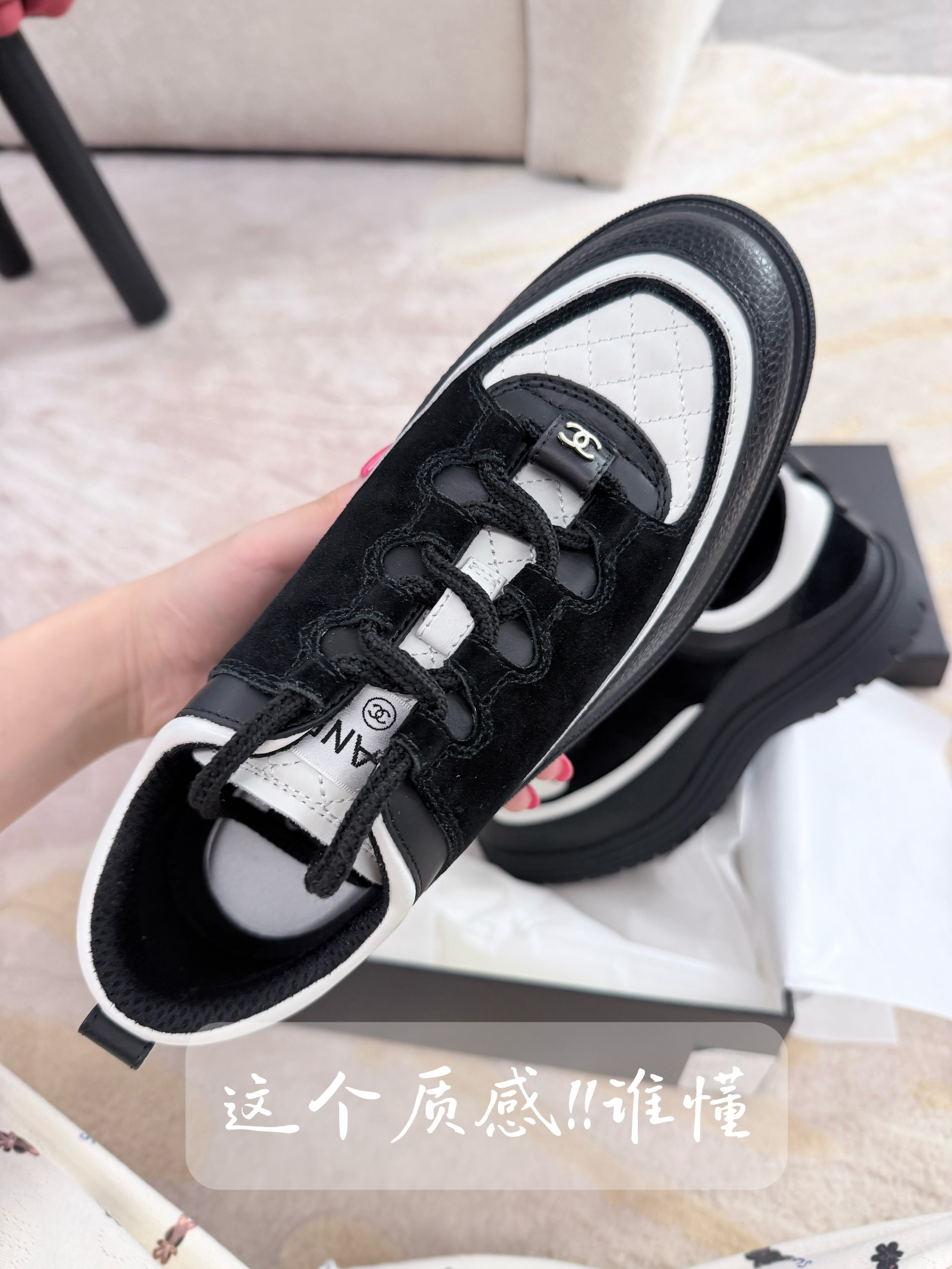 嘿嘿超级美丽，新买的包包到了！！价格也很好～so不管皮具还是任何！不管是包装还是