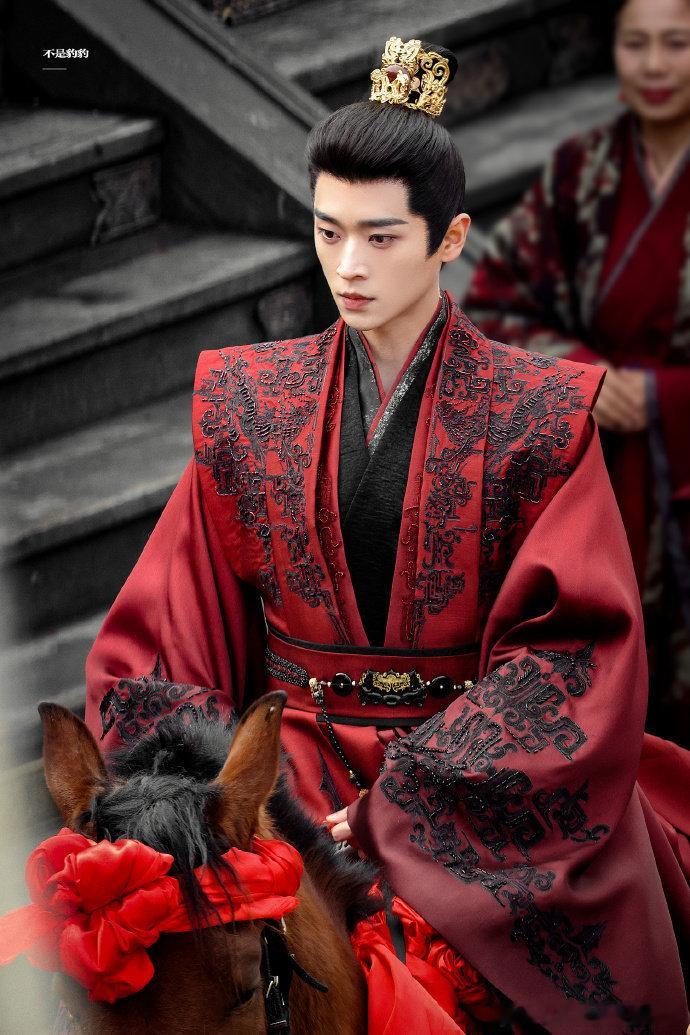 丞磊《锦月如歌》大婚路透，这个婚服好看的 ​​​