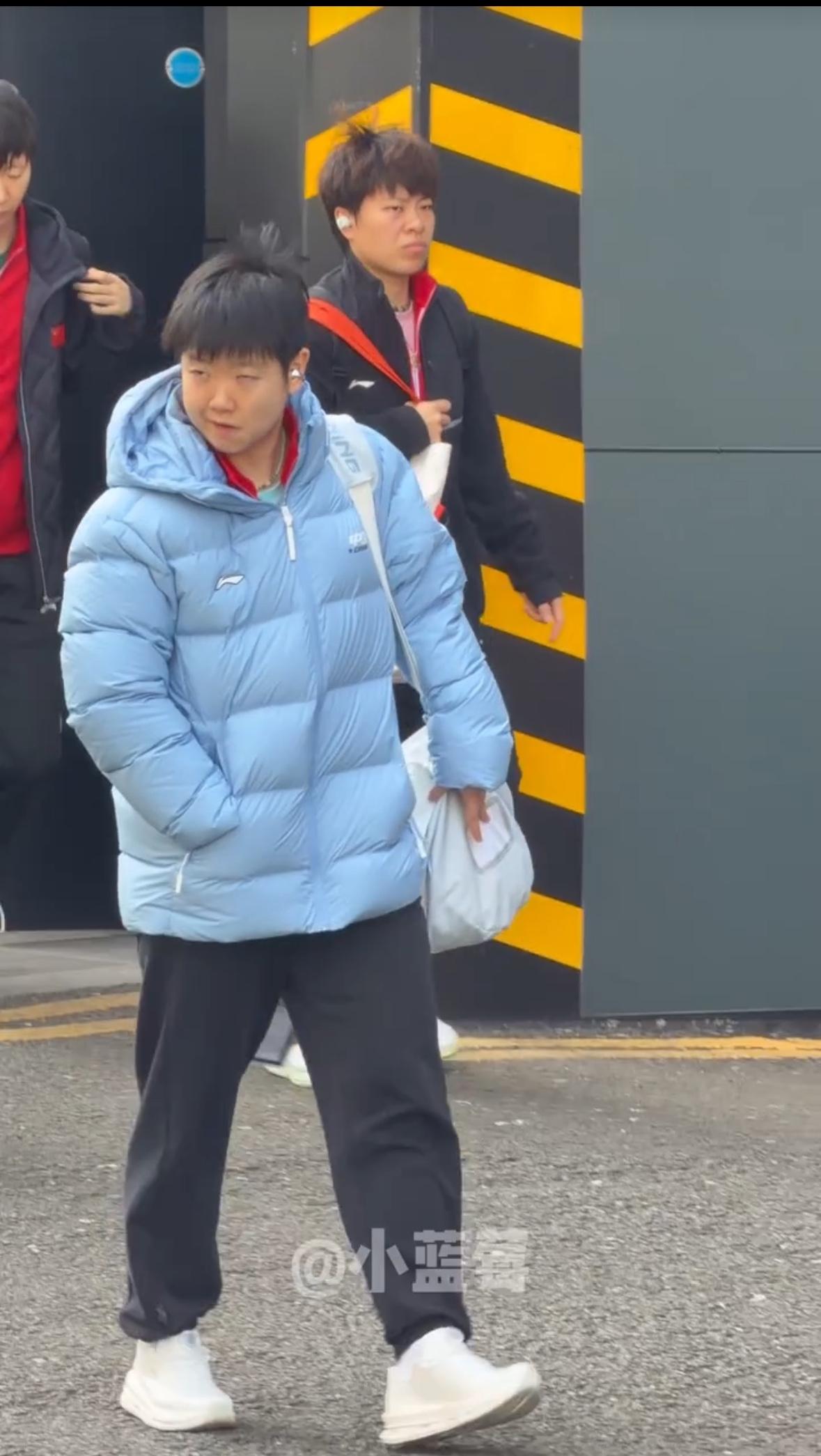 莎莎好霸气，上训简直就是自信放光芒，背着小书包，已经形成习惯去上学了！
这样来说