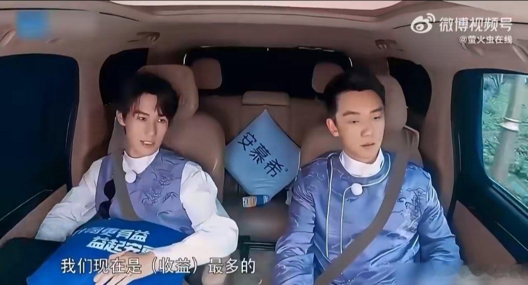 一车明星安全带全靠P漠视公共安全 现在综艺节目里，明星不佩戴安全带确实对年轻观众