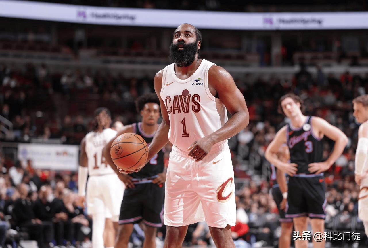 快船喜欢堵中放底，这理念比较过时，不少回合能看到科林斯、小琼斯、伦纳德补底角时都