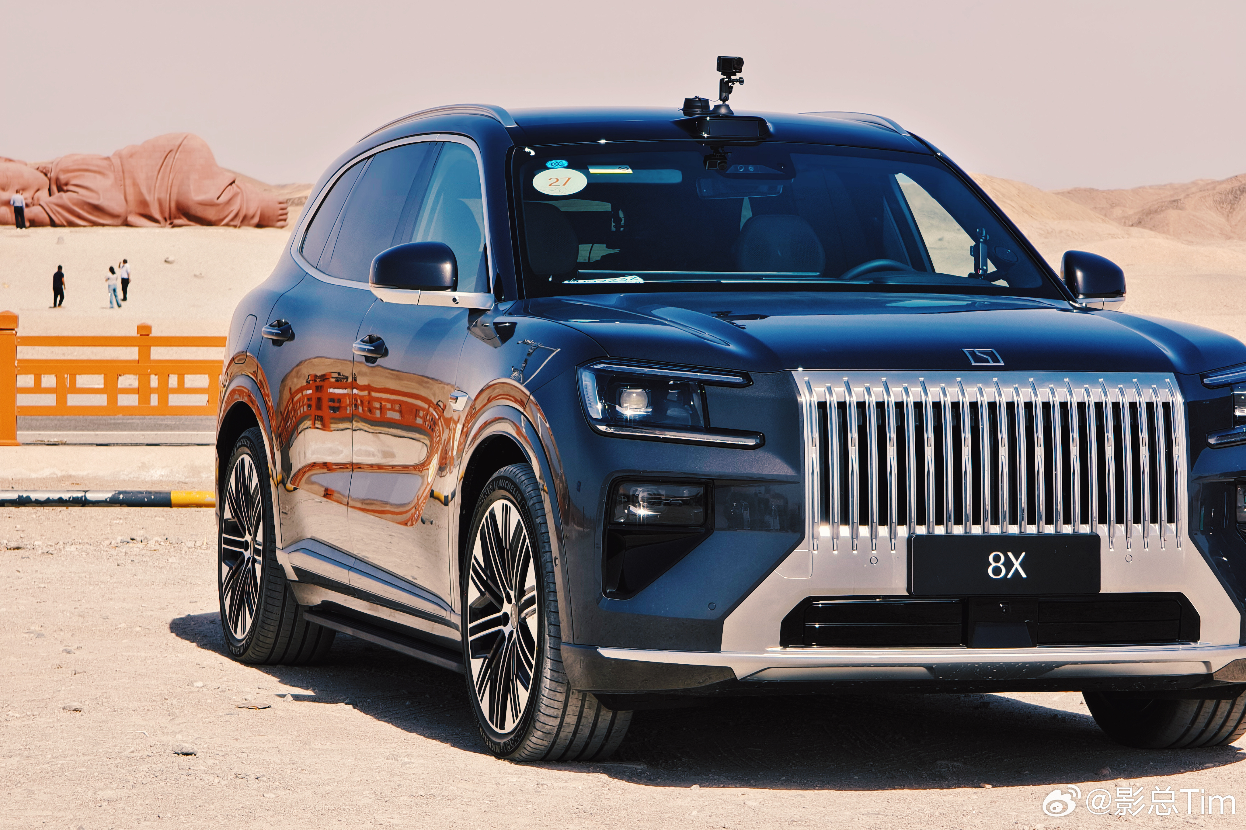 敦煌收工极氪8X ，真是一个超级出片的地方。车子的底盘素质和动力表现都给我留下深
