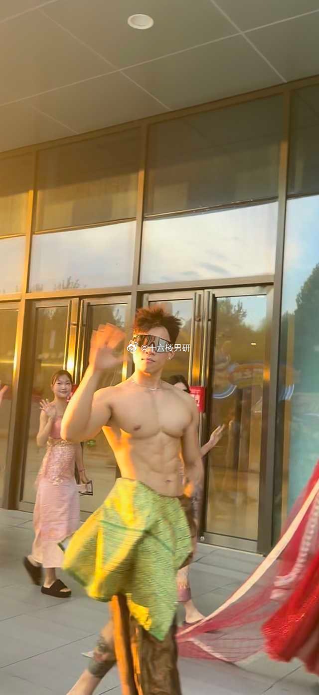 求🚪想关注一下这位小哥哥