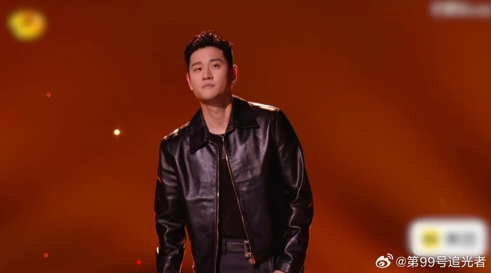周兴哲 摇滚在哪周兴哲这个给我们带来的歌曲虽然有些平淡，但其中蕴含的情感和技巧也