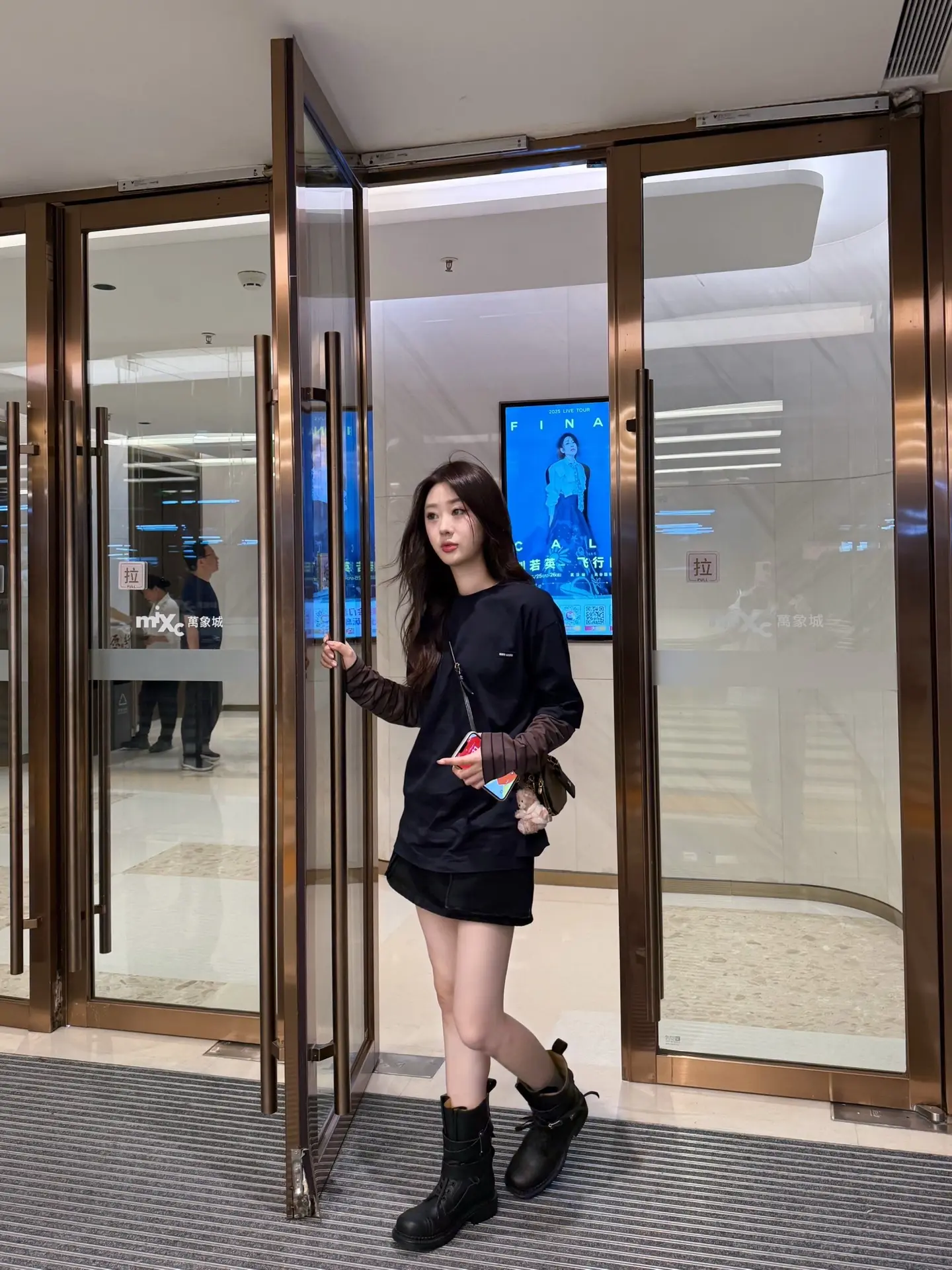 准备跳楼 结果跳转到了淘宝 买了两件预售半年的衣服这下日子又有盼头了