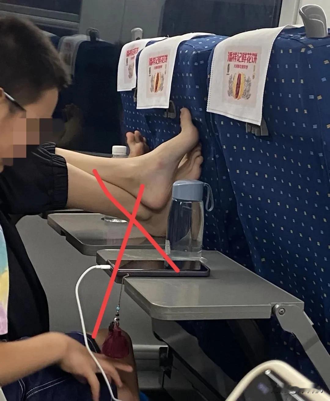 怎么就不能自觉点呢？两个家长还不如一个孩子懂事儿！列车员都说过一次了，还把脚伸到