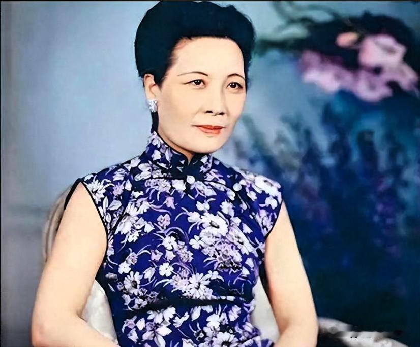 民国时期的宋美龄，一方面，她在国家危亡时积极奔走，赴美演说，为抗战筹措资金。
