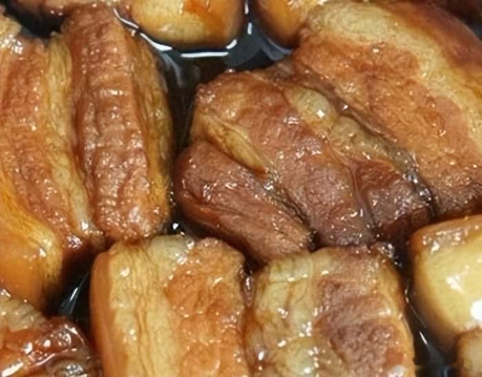 碗底的日光·默斋主人原创散文筷子轻轻一挑，那块炖得颤巍巍、油润润的五花肉，便从浓