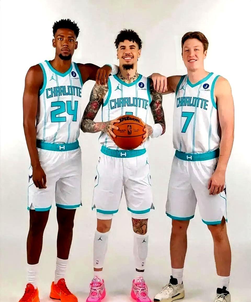 鲍尔拼命追赶三分王，可惜差一点点就追上了。  
 

比赛那天，黄蜂对尼克斯。到