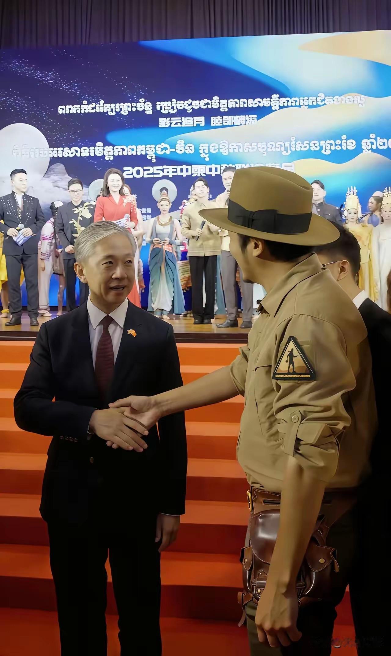 这张照片拍摄的非常的传神，非常的有画面感，戴着帽子的这个人，身材比较高大魁梧，穿