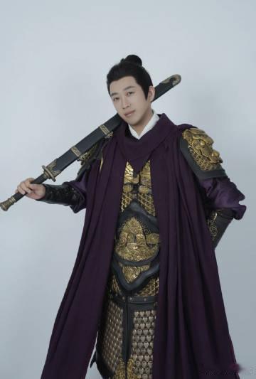 于正定妆照来了，大家觉得怎么样呢？并且这一次出演的是将军这个角色呀，感觉他也是瘦